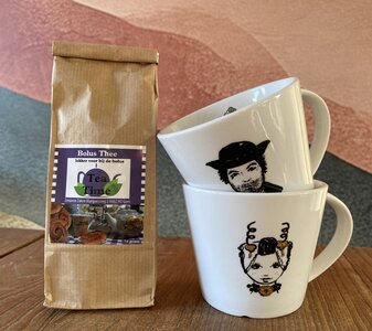 Set van 2 Theemokken &ndash; Zeeuws Meisje &amp; Stoere Zeeuwse Man + Zeeuwse Bolus Thee &ndash; Zwart-Wit met Gouden Details