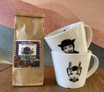 Set van 2 Theemokken – Zeeuws Meisje & Stoere Zeeuwse Man + Zeeuwse Bolus Thee – Zwart-Wit met Gouden Details
