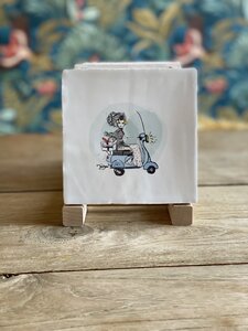 tegel Zeeuws meisje op een scooter