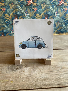 tegel Zeeuws meisje in auto met zeehond