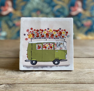 Unieke Zeeuwse tegel Zeeuws meisje in bloemenbus