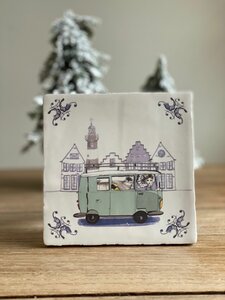 tegel Zeeuws meisje in vintage bus Delfstblauw